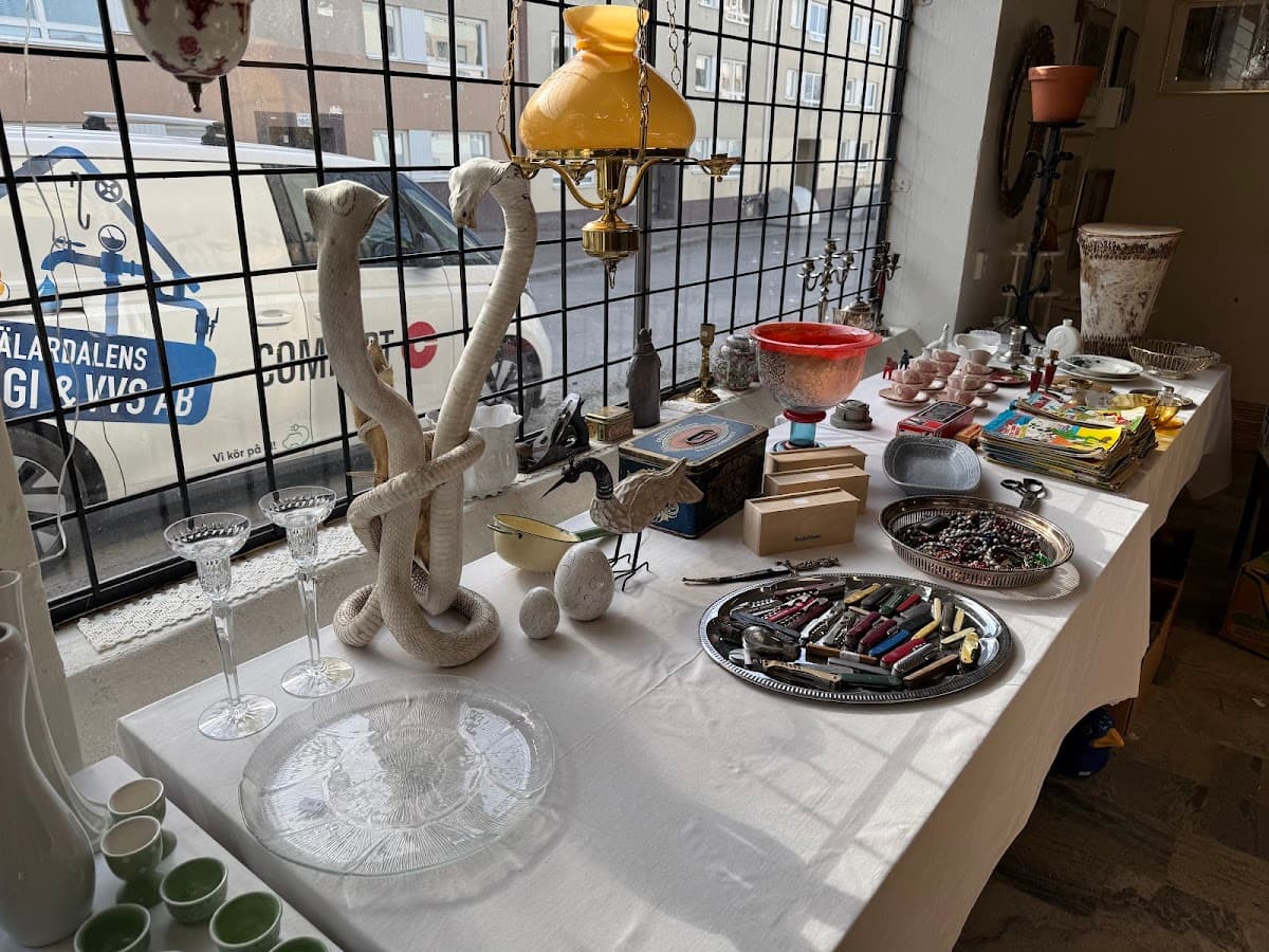 Loppis vid stationen - Photo 1