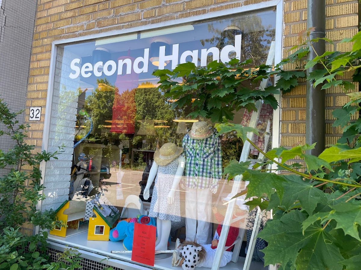 Röda Korset Second Hand "Kupan" Färjestaden - Photo 1