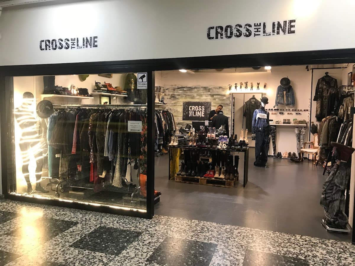 CROSS THE LINE - Photo 1