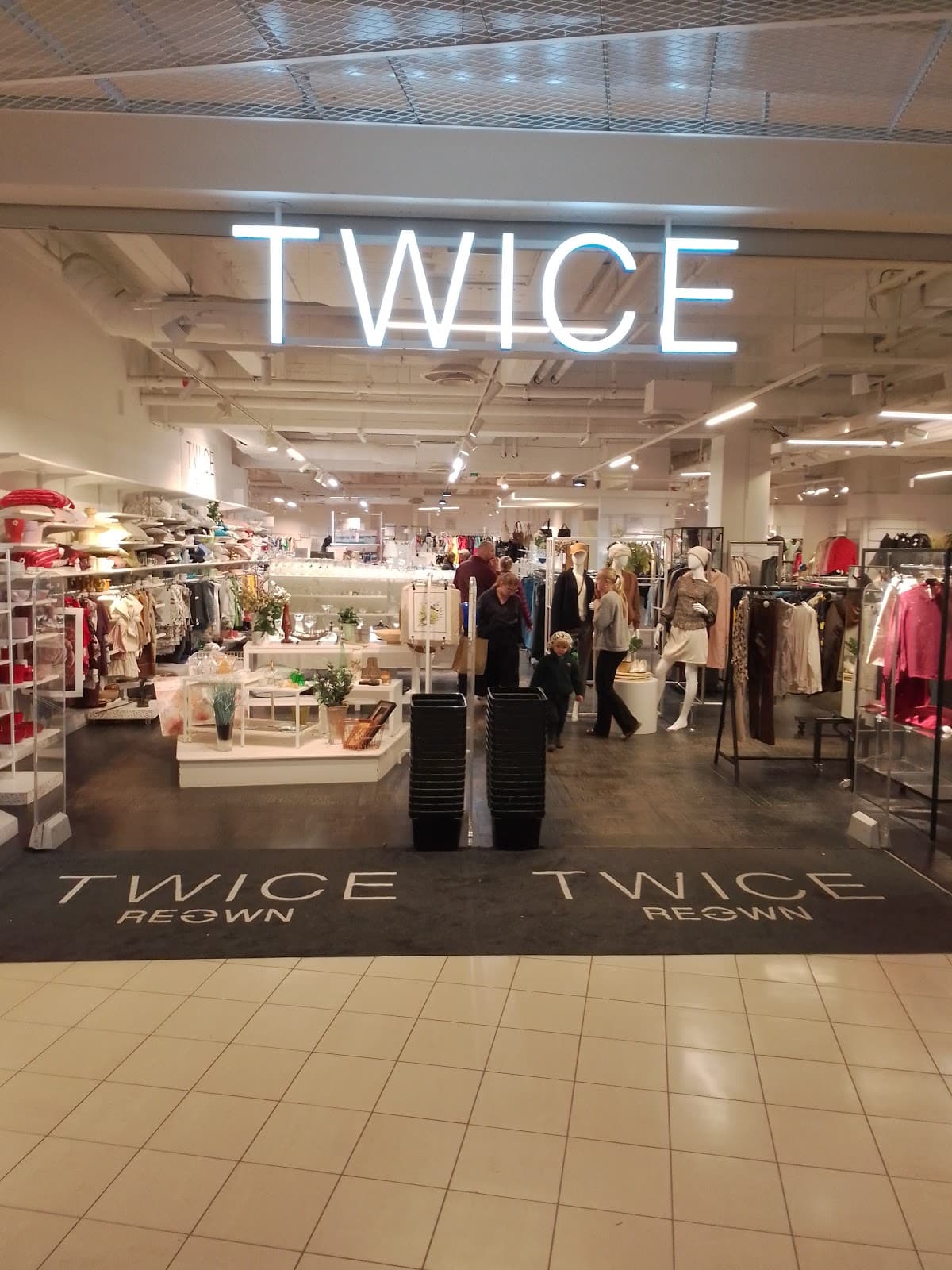 Twice Reown - Photo 1